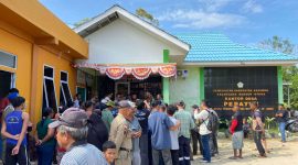 Ratusan Warga menggeruduk Kantor Desa Perayun Kamis, 2 Januari 2024. Foto: Istimewa/kepriheadline.id