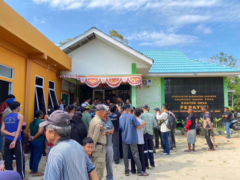 Ratusan Warga menggeruduk Kantor Desa Perayun Kamis, 2 Januari 2024. Foto: Istimewa/kepriheadline.id