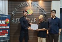 Jaksa Eksekutor Kejari Karimun melimpahkan Terpidana Dugaan Pelanggaran Pemilu Zulkhairi ke Rutan Kelas II B Tanjungbalai Karimun. Foto: Dokumen Kejaksaan/Istimewa