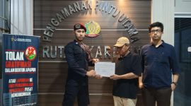 Jaksa Eksekutor Kejari Karimun melimpahkan Terpidana Dugaan Pelanggaran Pemilu Zulkhairi ke Rutan Kelas II B Tanjungbalai Karimun. Foto: Dokumen Kejaksaan/Istimewa