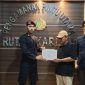 Jaksa Eksekutor Kejari Karimun melimpahkan Terpidana Dugaan Pelanggaran Pemilu Zulkhairi ke Rutan Kelas II B Tanjungbalai Karimun. Foto: Dokumen Kejaksaan/Istimewa