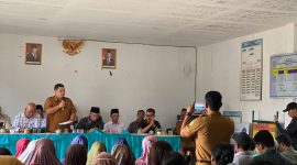 Kepala Dinas PMD Karimun Jackie Stewart Touw memberikan penjelasan kepada perwakilan masyarakat. Foto: Istimewa/KepriHeadline.id 