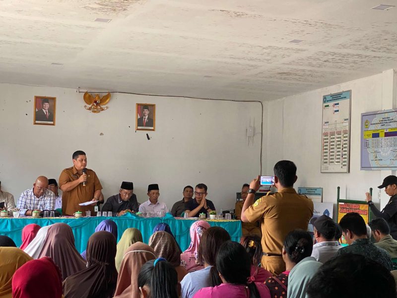 Kepala Dinas PMD Karimun Jackie Stewart Touw memberikan penjelasan kepada perwakilan masyarakat. Foto: Istimewa/KepriHeadline.id 