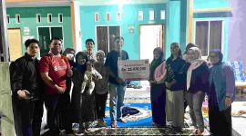 Tim Ini Karimun Bisa Serahkan Donasi Rp25 Juta untuk Pengobatan Alesha, Pejuang Kanker asal Karimun. Foto: Istimewa
