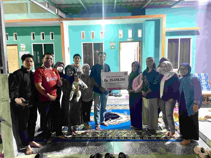 Tim Ini Karimun Bisa Serahkan Donasi Rp25 Juta untuk Pengobatan Alesha, Pejuang Kanker asal Karimun. Foto: Istimewa