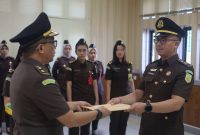Pejabat lama Kasi Intel Kejari Karimjn Rezi Dharmawan menyerahkan dokumen sertijab ke Pejabat Baru Kasi Intel Kejari Karimun Herlambang Adhi Nugroho. Foto: Istimewa/KepriHeadline.id 