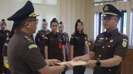 Pejabat lama Kasi Intel Kejari Karimjn Rezi Dharmawan menyerahkan dokumen sertijab ke Pejabat Baru Kasi Intel Kejari Karimun Herlambang Adhi Nugroho. Foto: Istimewa/KepriHeadline.id 