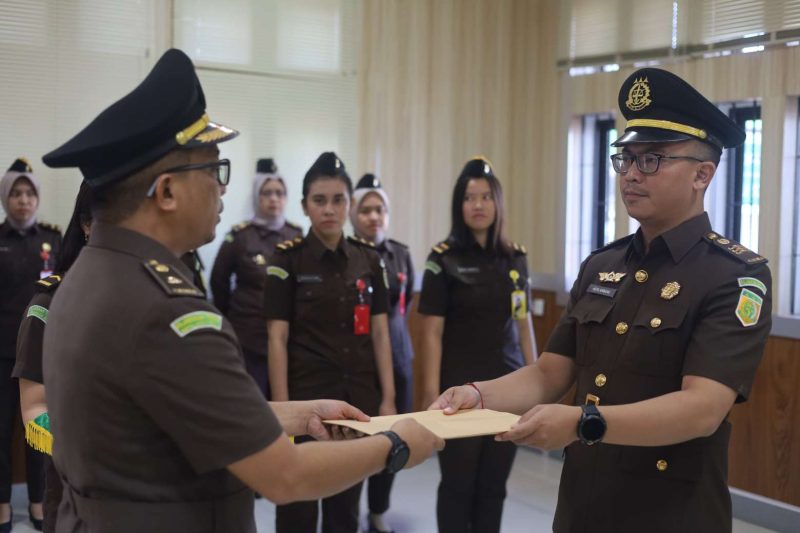 Pejabat lama Kasi Intel Kejari Karimjn Rezi Dharmawan menyerahkan dokumen sertijab ke Pejabat Baru Kasi Intel Kejari Karimun Herlambang Adhi Nugroho. Foto: Istimewa/KepriHeadline.id 