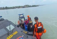 Tim SAR Gabungan melakukan proses pencarian terhadap kru KIP Timah yang tenggelam. Foto: Istimewa