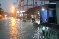 Hujan dengan intensitas tinggi yang melanda wilayah Kabupaten Karimun, Provinsi Kepulauan Riau, Minggu sore, 12 Januari 2024 merendam ratusan rumah. Foto: Istimewa