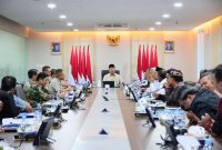 Menteri Nusron memimpin Rakor yang berlangsung di Ruang Rapat 401, Kementerian ATR/BPN, Jakarta. Foto: Biro Hubungan Masyarakat Kementerian Agraria dan Tata Ruang/Badan Pertanahan Nasional.