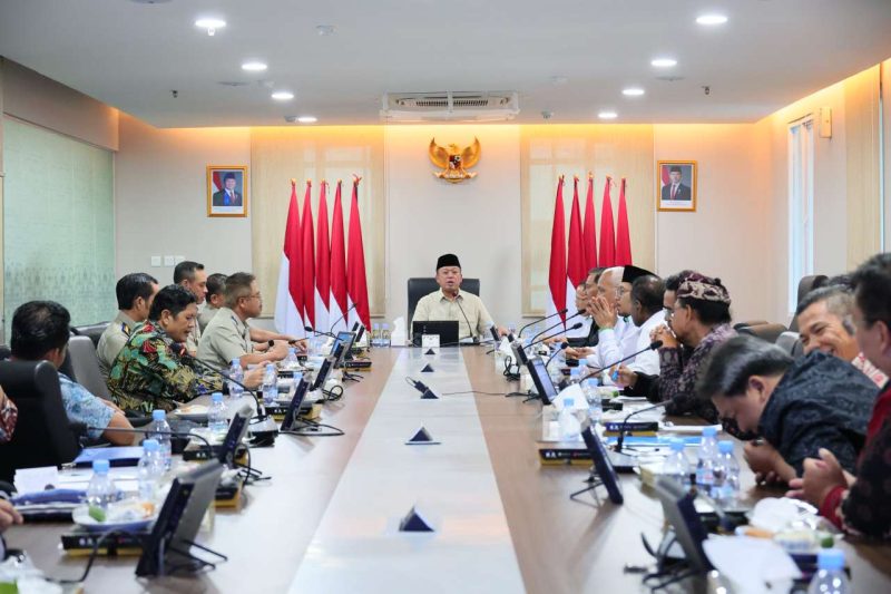 Menteri Nusron memimpin Rakor yang berlangsung di Ruang Rapat 401, Kementerian ATR/BPN, Jakarta. Foto: Biro Hubungan Masyarakat Kementerian Agraria dan Tata Ruang/Badan Pertanahan Nasional.