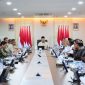 Menteri Nusron memimpin Rakor yang berlangsung di Ruang Rapat 401, Kementerian ATR/BPN, Jakarta. Foto: Biro Hubungan Masyarakat Kementerian Agraria dan Tata Ruang/Badan Pertanahan Nasional.
