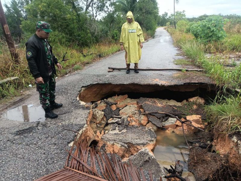 Jalan Penghubung di Teluk Setimbul Amblas Pasca Diguyur Hujan Berhari-hari. Foto: Istimewa/KepriHeadline.id