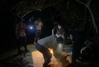 Proses evakuasi mayat misterius yang ditemukan warga di Hutan Bakau, Pulau Sungkup, Desa Tulang. Foto: Dokumen Basarnas Karimun/KepriHeadline.id