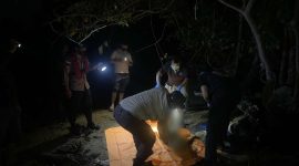 Proses evakuasi mayat misterius yang ditemukan warga di Hutan Bakau, Pulau Sungkup, Desa Tulang. Foto: Dokumen Basarnas Karimun/KepriHeadline.id
