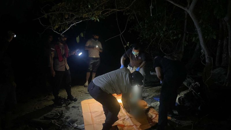 Proses evakuasi mayat misterius yang ditemukan warga di Hutan Bakau, Pulau Sungkup, Desa Tulang. Foto: Dokumen Basarnas Karimun/KepriHeadline.id
