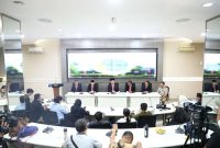 Menteri ATR/BPN Nusron Wahid memimpin Konferensi Pers mengenai Polemik Sertipikat HGB di Lokasi Pagar Laut. Foto: Biro Hubungan Masyarakat Kementerian Agraria dan Tata Ruang/Badan Pertanahan Nasional 