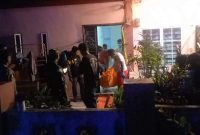 Polisi mengevakuasi jasad korban ke RSUD Muhammad Sani. Foto: istimewa
