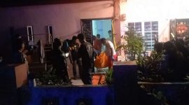 Polisi mengevakuasi jasad korban ke RSUD Muhammad Sani. Foto: istimewa