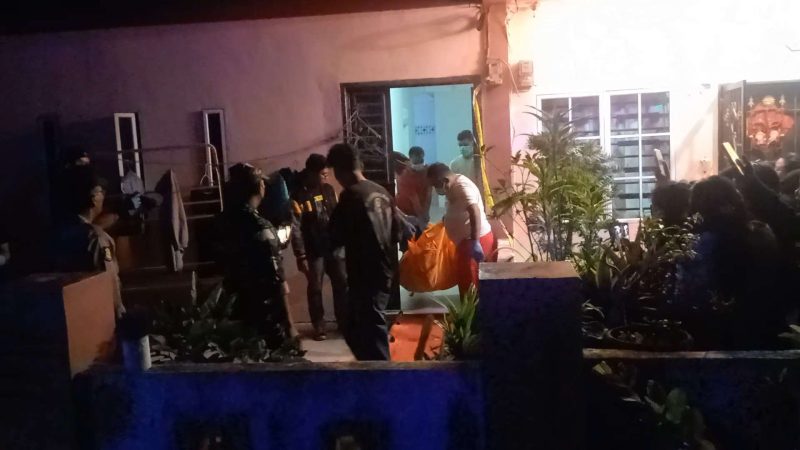 Polisi mengevakuasi jasad korban ke RSUD Muhammad Sani. Foto: istimewa