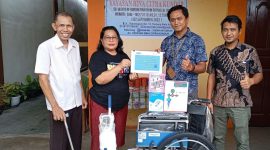 Perwakilan Manajemen Pt Timah menyerahkan bantuan alat kesehatan kepada Yayasan Bina Citra Kundur. Foto: Humas PT Timah
