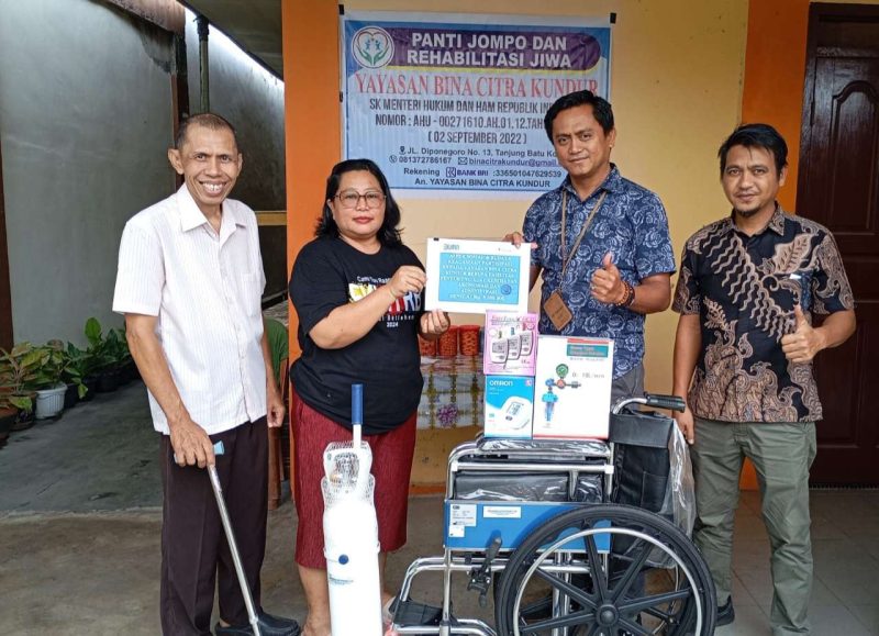 Perwakilan Manajemen Pt Timah menyerahkan bantuan alat kesehatan kepada Yayasan Bina Citra Kundur. Foto: Humas PT Timah