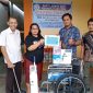 Perwakilan Manajemen Pt Timah menyerahkan bantuan alat kesehatan kepada Yayasan Bina Citra Kundur. Foto: Humas PT Timah