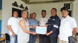 Perwakilan PT Timah menyerahkan bantuan mesin tempel ke Ko Ajam. Foto: Humas PT Timah/KepriHeadline.id
