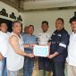 Perwakilan PT Timah menyerahkan bantuan mesin tempel ke Ko Ajam. Foto: Humas PT Timah/KepriHeadline.id