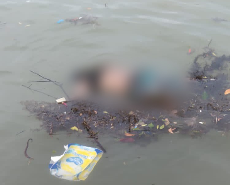 Penampakan mayat laki-laki yang ditemukan mengapung di PT KMS. Foto: Istimewa