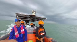 Tim SAR Gabungan melakukan pencarian terhadap korban kecelakaan laut yang masih hilang. Foto: Istimewa