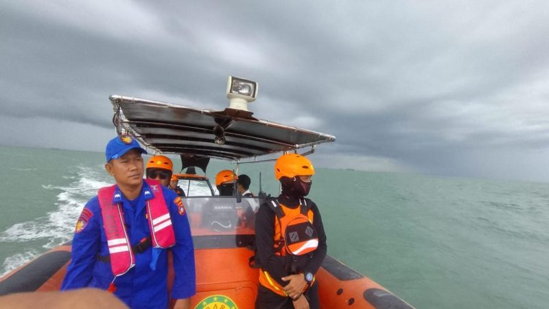 Tim SAR Gabungan melakukan pencarian terhadap korban kecelakaan laut yang masih hilang. Foto: Istimewa