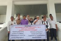 Puluhan Guru dan ASN menggelar aksi menuntut pembayaran yang masih tertunda. Foto: Istimewa