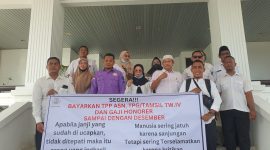 Puluhan Guru dan ASN menggelar aksi menuntut pembayaran yang masih tertunda. Foto: Istimewa
