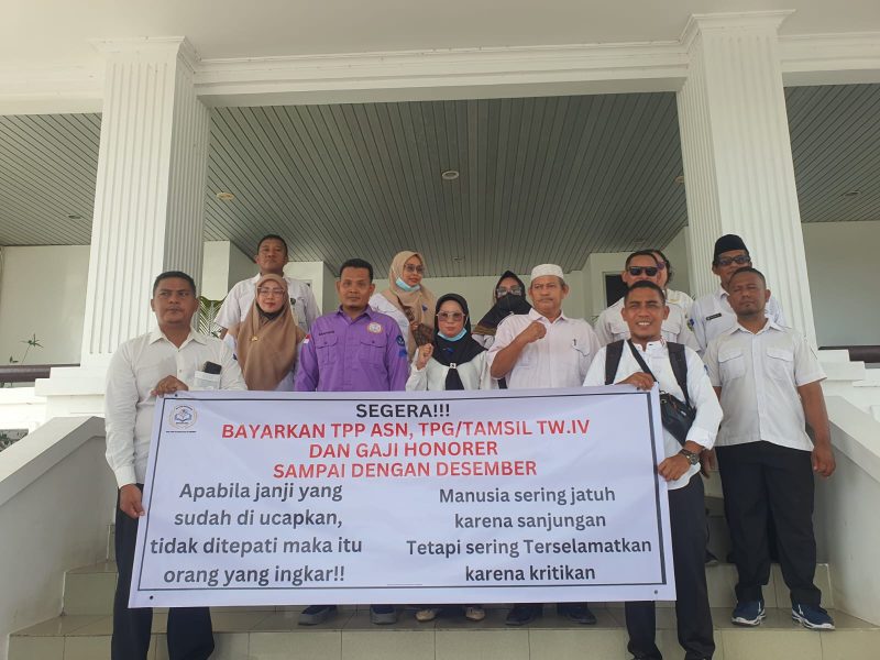 Puluhan Guru dan ASN menggelar aksi menuntut pembayaran yang masih tertunda. Foto: Istimewa