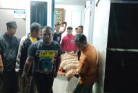 Jasad korban dievakuadi menuju RSUD Muhammad Sani. Foto: Istimewa