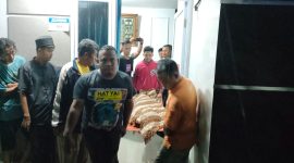 Jasad korban dievakuadi menuju RSUD Muhammad Sani. Foto: Istimewa