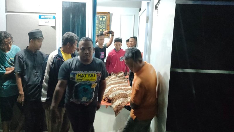 Jasad korban dievakuadi menuju RSUD Muhammad Sani. Foto: Istimewa