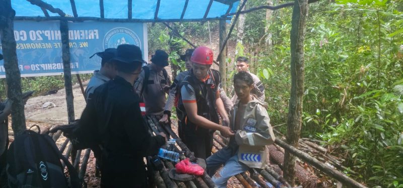 Penampakan Yoga saat ditemui oleh Tim SAR Gabungan. Foto: Istimewa/KepriHeadline.id