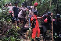 Proses evakuasi seorang pendaki yang hilang di gunung jantan. Foto: Dokumen Polsek Tebing/Istimewa