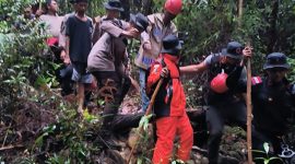 Proses evakuasi seorang pendaki yang hilang di gunung jantan. Foto: Dokumen Polsek Tebing/Istimewa