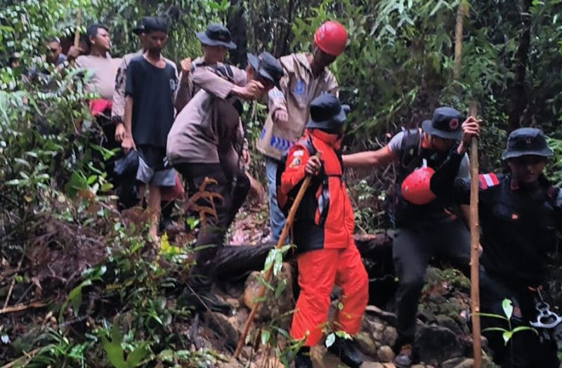 Proses evakuasi seorang pendaki yang hilang di gunung jantan. Foto: Dokumen Polsek Tebing/Istimewa