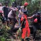 Proses evakuasi seorang pendaki yang hilang di gunung jantan. Foto: Dokumen Polsek Tebing/Istimewa