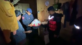 Anggota Brimob dibawah pimpinan Danki 2 Yon A Pelopor, IPDA A.Z.E. memindahkan barang-barang berharga milik korban banjir. Foto: istimewa