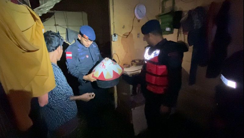 Anggota Brimob dibawah pimpinan Danki 2 Yon A Pelopor, IPDA A.Z.E. memindahkan barang-barang berharga milik korban banjir. Foto: istimewa