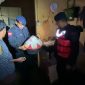 Anggota Brimob dibawah pimpinan Danki 2 Yon A Pelopor, IPDA A.Z.E. memindahkan barang-barang berharga milik korban banjir. Foto: istimewa