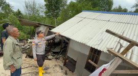 Kapolsek Tebing AKP Binsar Samosir meninjau kondisi rumah ambruk pasca terkena abrasi air laut. Foto: istimewa/Kepriheadline.id 