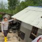 Kapolsek Tebing AKP Binsar Samosir meninjau kondisi rumah ambruk pasca terkena abrasi air laut. Foto: istimewa/Kepriheadline.id 