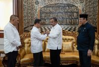 Bupati Karimun Terpilih Iskandarsyah melakukan pertemuan bersama Bupati Karimun Aunur Rafiq di Kediaman Dinas. Foto: Istimewa